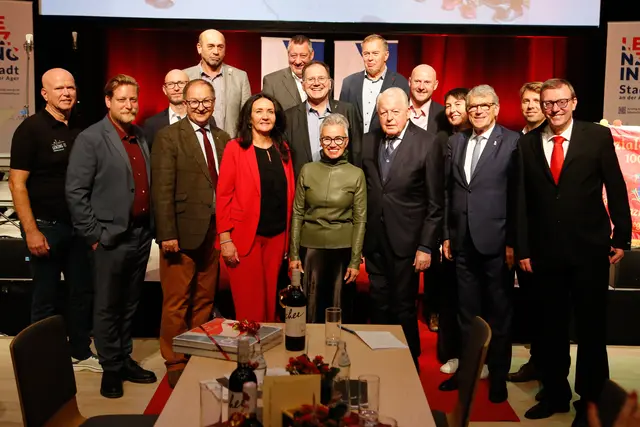 Gemeinderäte der SPÖ Lenzing mit Martin Winkler, Mascha Auracher, Doris Margreiter, Franz Vranitzky und Bürgermeister Rudi Vogtenhuber (vorne, v.l.). | Foto: SPÖ Lenzing