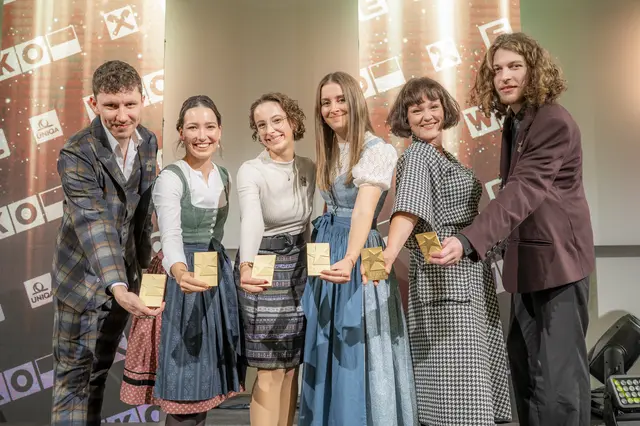 Als "Stars of Styria" werden Lehrlinge, ihre Ausbilderinnen und Ausbilder sowie Absolventinnen und Absolventen einer Meisterprüfung geehrt, die ihre Ausbildung mit Auszeichnung abschließen konnte. Auch in Graz wurden die Trophäen vergeben unter anderem an die Absolventinnen und Absolventen der Damenkleidermachermeisterschule.  | Foto: Foto Fischer