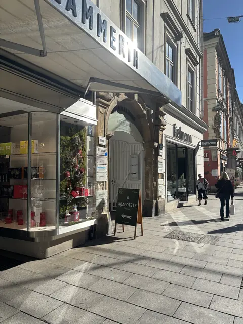 Trotz zehn erfolgreichen Jahren: Das Schild in der Herrengasse steht während der Betriebszeiten immer noch.  | Foto: MeinBezirk/Markus Kropac