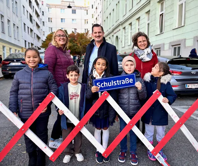 Vor zwei neuen Schulen in Favoriten gibt es Schulstraßen – etwa jener in der Kempelengasse. Im Bild: Bezirkschef Marcus Franz (SPÖ) mit Direktorin Breitenseher (l.) und Petra Jens, Beauftragte für Fußverkehr der Mobilitätsagentur Wien sowie Schülerinnen und Schüler. | Foto: Harald Schuster