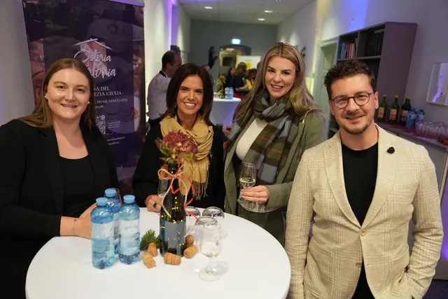 Antenne-Kärnten-Verkaufsleiterin Sandra Kreiner stieß mit Julia Leithinger, Sonja Kauer und Fabian Gröchenig mit einem Gläschen Prosecco beim Weinfest an. | Foto: MeinBezirk.at/Stephan Fugger