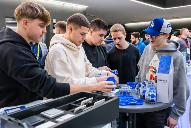 Auch der Berufsnachwuchs nutzte die Gelegenheit, sich über die neuesten Entwicklungen und Innovationen in der Branche zu informieren. | Foto: Andreas Kraus