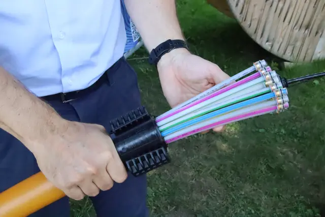 Strom- und Glasfaserleitungen werden parallel verlegt, um Kosten und Aufwand zu reduzieren. | Foto: Martin Wurglits