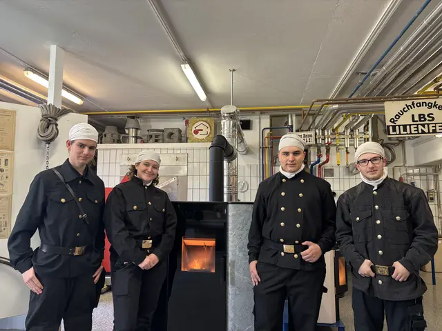 Unsere zukünftigen Rauchfangkehrer Jürgen Janker, Alicia Wagner, Erik Autherith und André Pfneisel. "Es ist schön als Glücksbringer gesehen zu werden" erzählt Alicia, "Der Rauchfangkehrerberuf hat sich immer mit der Zeit mitentwickelt". | Foto: Lina Chalusch