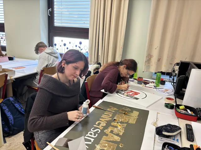 Lena Oberfeichtener und Hannah Hinterleitner zeigten ihre Fähigkeiten als angehende Werbetechnikerinnen. | Foto: Lina Chalusch