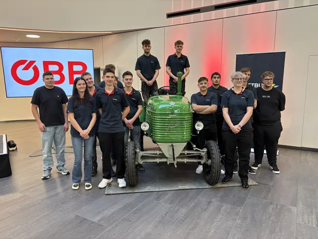 19 Lehrlinge werkelten wochenlang an einem Steyr-Traktor des Baujahrs 1952. Dieser wurde nun an "Licht ins Dunkel" übergeben. | Foto: Andreas Pölzl/MeinBezirk