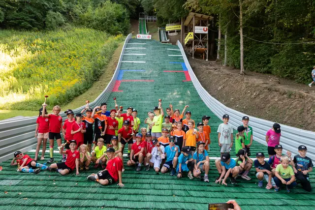 Auf der Sattnitzschanze wagt der Skisprungnachwuchs seine ersten Gehversuche. Die KSG betreibt die Schanze nicht nur ehrenamtlich, sondern sorgt auch für die Sicherheit der Kinder. | Foto: Privat