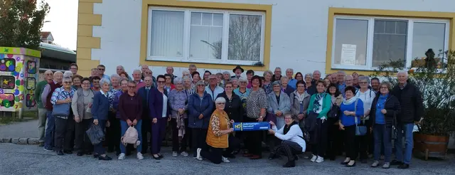 Obfrau Hofstetter und Koller Jutta hielten fest unser Logo.