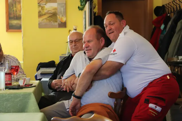 Beim Rettungsgriff steht der Helfer hinter dem sitzenden Verunglückten, greift beidseitig unter dessen Achseln hindurch und umfasst mit beiden Händen den quer vor die Brust gelegten Unterarm des Verletzten. | Foto: Edith Ertl