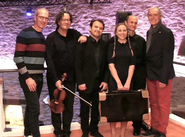 Festival-Intendant Gerhard Krammer (re.) und Eventmanager Werner Glösl begrüßten erstmals in Schlaining die beliebte Schauspielerin Nina Proll &amp; Trio de Salon. | Foto: Peter Seper