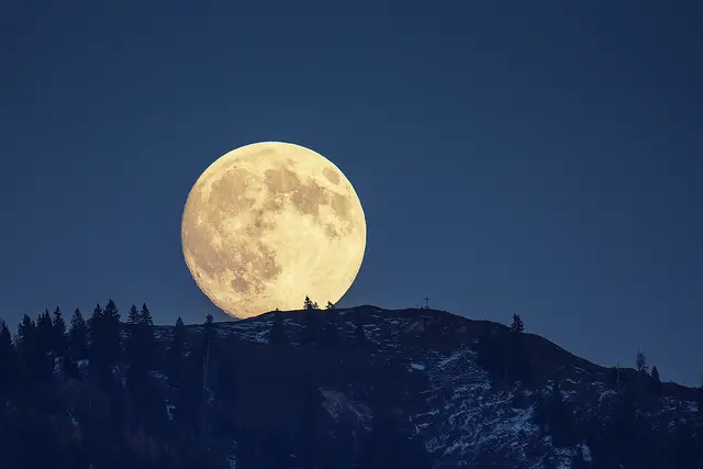 Dieser Vollmond ist besonders eindrucksvoll, denn er erscheint als sogenannter Supermond. 