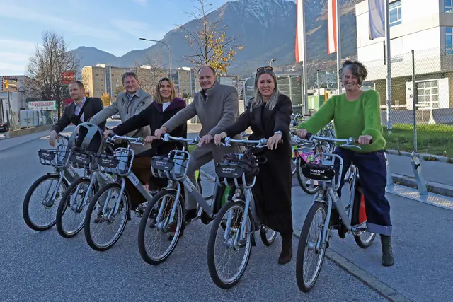 v.l.: Thomas Hillebrand (Stadtrad-Verantwortlicher IVB), Ekkehard Allinger-Csollich (GF IVB), Stadträtin Janine Bex, Bürgermeister Johannes Anzengruber, Stadträtin Mariella Lutz und Gudrun Pechtl (Quartiersmanagement Rossau) traten anlässlich der Eröffnung der neuen Stadtrad-Stationen kräftig in die Pedale. | Foto: M. Darmann