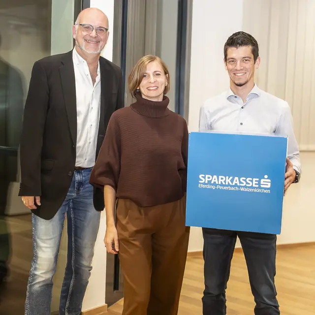 v. l. n. r.: Josef Wagner (Direktor Sportmittelschule Peuerbach), Medienpädagogin Ingrid Ott-Lerece und Internetexperte Felix Atzlsdorfer (Sparkasse Eferding-Peuerbach-Waizenkirchen) | Foto: Sparkasse Eferding-Peuerbach-Waizenkirchen