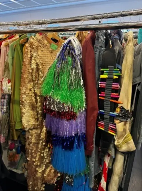 Zum Verkauf stehen fantasievolle Kostüme, magische Requisiten und Gegenstände und Original-Kostüme aus dem märchenhaften Ambiente von Mozarts Zauberflöte.  | Foto: Salzburger Festspiele