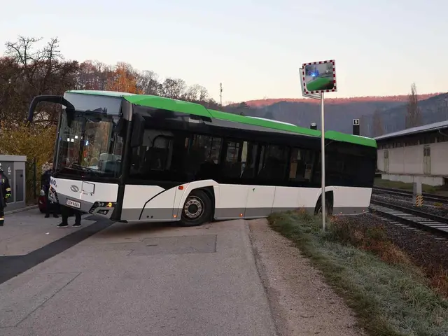 Der Bus blockierte die Straße und ragte auf die Bahngleise hinaus. | Foto: ASB Markus Hackl