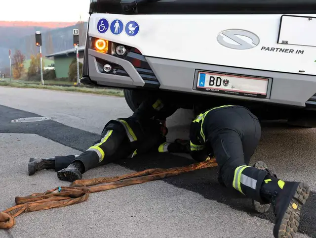 Mit einer Rundschlinge wurde der Bus befreit. | Foto: ASB Markus Hackl