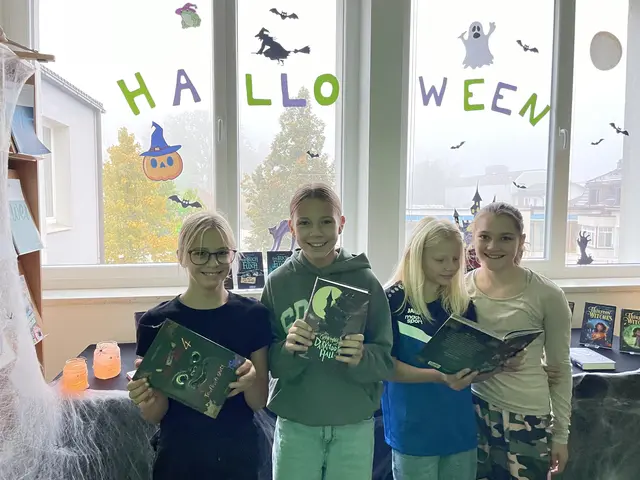 Gruselige Stimmung in der Schulbibliothek: Die Schüler:innen der S/MS Schubertviertel tauchten begeistert in die Welt von Hexen, Geistern und Vampiren ein. | Foto: SMS