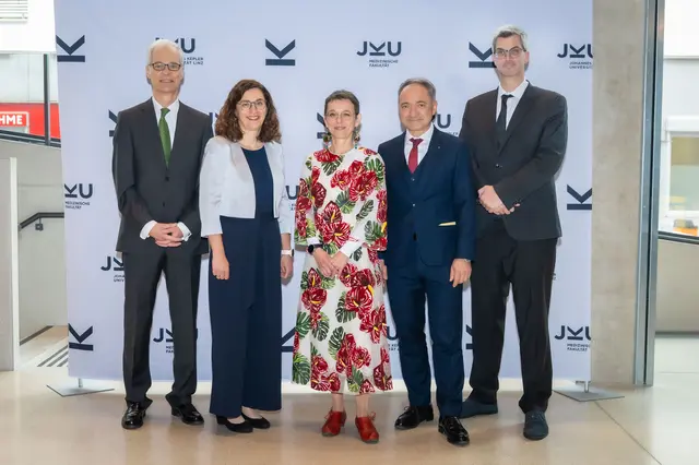 Den Ehrentitel erhielten: Christian Eggers, Sabine Altrichter, Gudrun Gröppel, Andreas Shamiyeh sowie Nino Hirnschall. (v. li.). | Foto: JKU