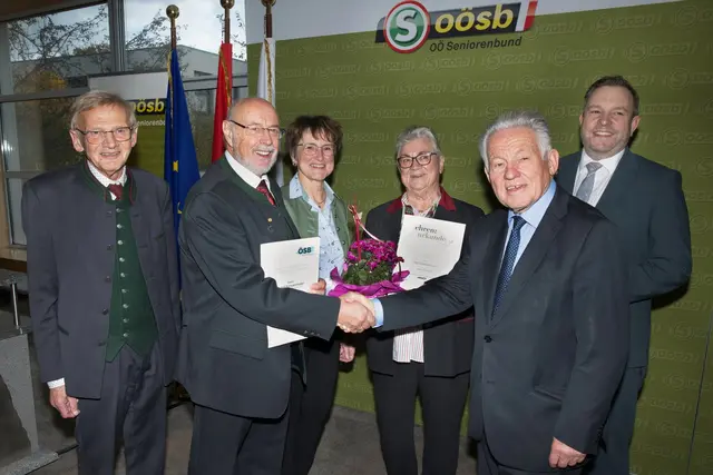 SB-Bezirksobmann von Steyr-Land Karl Mayr, EO Rudolf Kampenhuber, SB-Obfrau von Pfarrkirchen/Bad Hall Eva Maria Hütmeyer, Regina Kampenhuber, SB-Landesobmann Josef Pühringer und Landesgeschäftsführer BR Franz Ebner. | Foto: SB Pfarrkirchen bei Bad Hall / Gerhard Hütmeyer