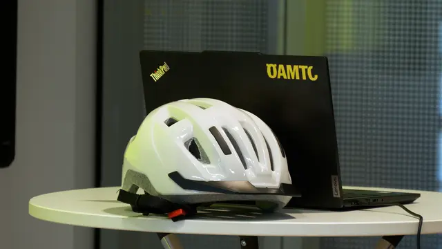 Bei einer Pressekonferenz am Donnerstag hat der ÖAMTC auf die steigenden Unfallzahlen mit E-Bikes und E-Scootern hingewiesen und eine Nachbesserung des Gesetzesentwurfs gefordert – mit einer allgemeinen, altersunabhängigen Helmpflicht. Es soll dafür unterschiedliche Regeln für E-Bikes und für E-Scootern geben.   | Foto: Andreas Pölzl