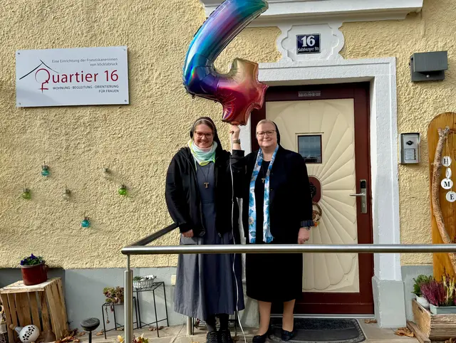 Freuen sich, seit vier Jahren Frauen in Not helfen zu können: Sr. Angelika Garstenauer (r.), Vereinsobfrau Quartier 16 und Generaloberin der Franziskanerinnen von Vöcklabruck und Sr. Ida Vorel (l.), Leiterin Quartier 16.  | Foto: Franziskanerinnen