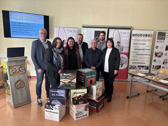 Christian Narnhofer, Manuela Berghold, Maria Kazianschütz, Markus Lindmayr, Gerald Posch, Stefan Voit und Agnes Totter (v. l.) werben für die richtige Schulwahl. | Foto: MeinBezirk/Heimo Potzinger