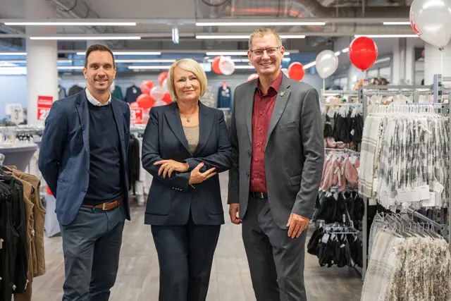 v. l.: Stefan Jagschich (Verkaufsleiter Kik Ostösterreich) und Krisztina Viola (Country Manager Kik Österreich) mit Georg Papai (Bezirksvorsteher Floridsdorf, SPÖ). | Foto: Kik