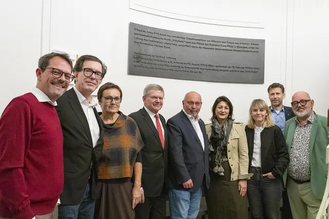 V.l.n.r.: Florian Saurwein (Bezirksvorsteherin-Stellvertreter Ottakring), Christian H. Stifter (Direktor des Österreichischen Volkshochschularchivs), Eva Weißmann (Vorsitzende des Fördervereins der VHS Ottakring-Bezirkszentrum Hernals), Christian Deutsch (Aufsichtsratsvorsitzender der Wiener Volkshochschulen), Peter Jagsch (Bezirksvorsteher Hernals), Veronica Kaup-Hasler (Stadträtin für Kultur und Wissenschaft), Stefanie Lamp (Bezirksvorsteherin Ottakring), Thomas Laimer (Direktor VHS Ottakring), Herbert Schweiger (Geschäftsführer der Wiener Volkshochschulen) bei der Jubiläumsfeier vor einer der rekonstruierten Gedenktafeln im Vestibül der VHS Ottakring. | Foto: Intotheblue.studio/Viktoria Morgenstern Bild