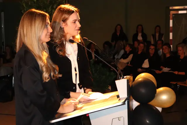 Annabell Lammer und Lisa Robnik trugen das nächste Sprüchl vor | Foto: Gerhard Langmann