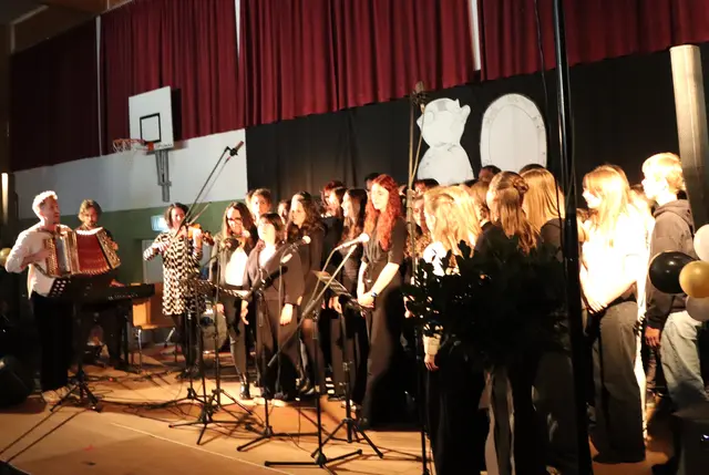 Aber bitte mit Sahne lässt sich auch mit Das ist unsere Schule singen | Foto: Gerhard Langmann