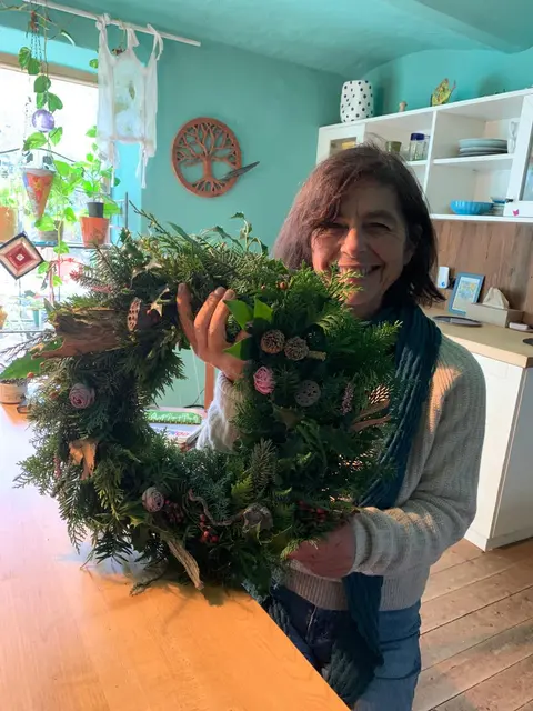Beim Stecken der Adventkränze kann Ricarda Schöberl ihrer Kreativität freien Lauf lassen. | Foto: Ricarda Schöberl