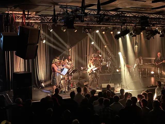 Adrian Younge und Band lassen das Treibhaus im Rhythmus von Soul und Funk beben. | Foto: Kendlbacher
