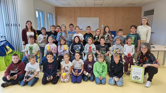 Auf dem Foto die Klassenlehrerinnen Denise Mürwald (links) und Laura Moser (rechts) sowie Abfallberaterin Silvia Thor (vorne rechts) mit den Schülerinnen und Schülern der dritten Klassen | Foto: GV Gmünd