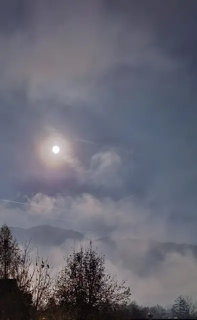 Als Supermond bezeichnet man den Vollmond, der am erdnächsten Punkt (Perigäum) steht. Der aufgehende oder untergehende Mond erscheint durch eine optische Täuschung (Vergleich mit der Landschaft) besonders groß.

Dieses Foto hab ich im Nachtmodus erstellt. Jetzt hat der Mond zwar die realistische Größe, aber der Himmel ist zu hell! Irgendwas passt immer nicht. 😄 | Foto: (c) Edith Mair