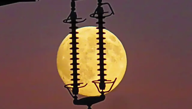 Die geringste Distanz zur Erde im hrurigen Jahr weist der Super Vollmond heute auf. 
Daher erscheint er auch größer.