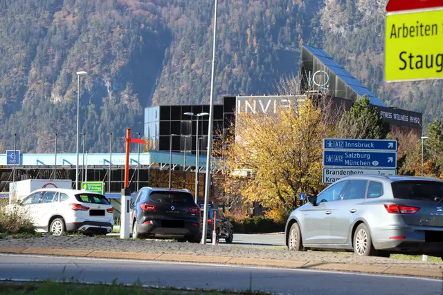 Der Kreisverkehr in Brixlegg ist oft überlastet. Radfeld fordert, dass sich hier das Land Tirol einsetzt, um für Entlastung zu sorgen. | Foto: Christiane Nimpf