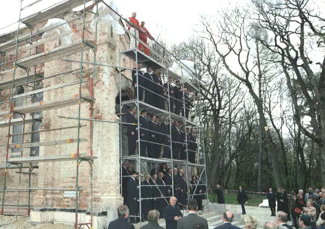 Beim Spatenstich zur Renovierung der Sissy-Kapelle am Kobenzl. Als die Verhüllung des Baugerüstes fiel, ertönte der Gesang des Männergesangvereins. | Foto: Atzgersdorfer Männergesangverein