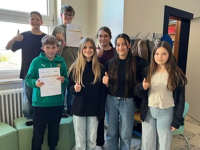 Moritz, Simon, Raphael, Mona, Lea, Eleanora und Pauline (v.l.n.r.) aus der 2a der MS Lanzenkirchen sammelten autofreie Schulwege. | Foto: MS Lanzenkirchen.