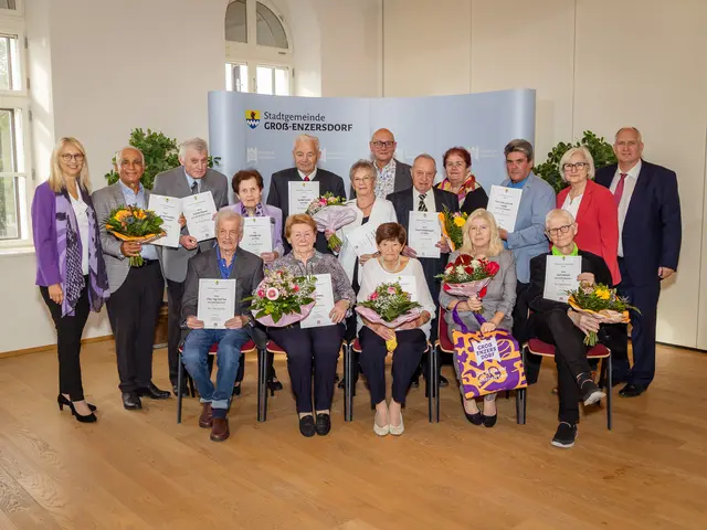 Am 21. Oktober begrüßten Bürgermeisterin Monika Obereigner-Sivec, die Ortsvorsteherinnen und Ortsvorsteher sowie Gemeinderätinnen und Gemeinderäte im Stadtsaal die Jubilarinnen und Jubilare sowie einen Hochzeitsjubilar der Monate September und Oktober.  | Foto: Michael Vogt