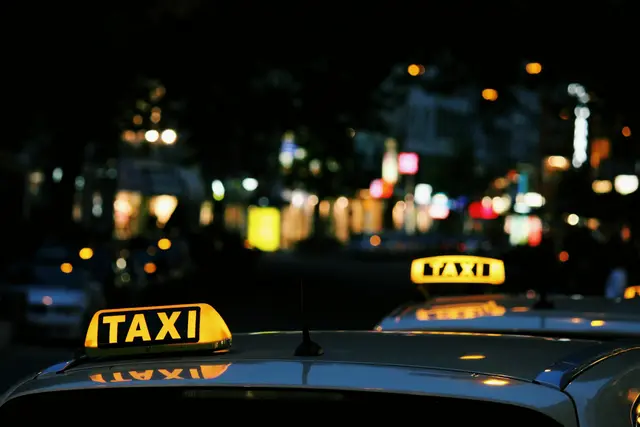 Mit einem Taxi habe der Betrüger die Frau zu ihrer Bankfiliale gefahren. (Symbolbild) | Foto: Lexi Anderson/Unsplash