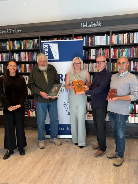 Stephanie Stadler (Öffentlichkeitsarbeit Emmaus), Erwin Reichebner (Ehrenamtlicher Emmaus-Flohmarkt), Sabrina Bauernfried (Filialleiterin Buchhandlung Kral), Andreas Braunauer und Fredi Umgeher (Ehrenamtliche Emmaus-Flohmarkt | Foto: Emmaus St. Pölten