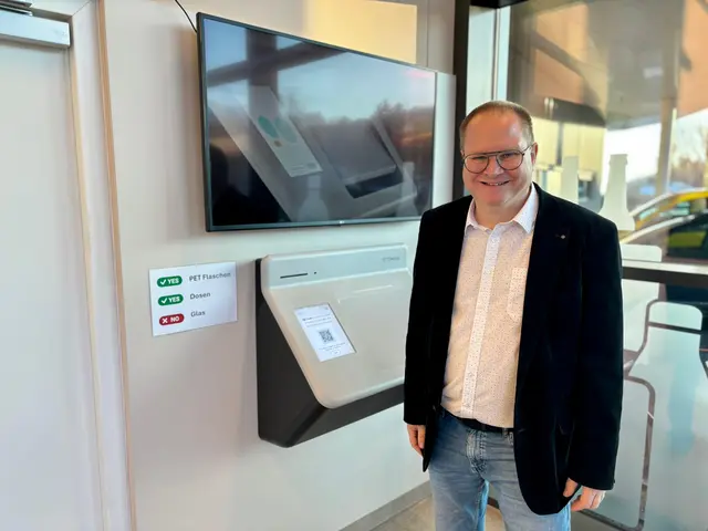 Georg Urban präsentierte voller Stolz seinen neuen Automaten. | Foto: Markus Kahrer