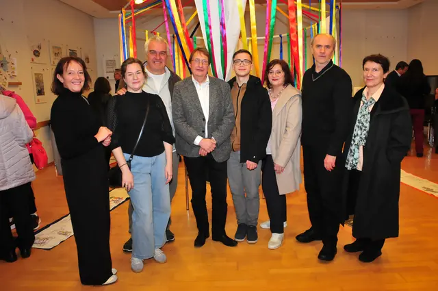 Von links nach rechts: Helga Kuzmits, Geschäftsleiterin &amp;  Ida Ferschin, Mitarbeiterin Europahaus Burgenland, Erich Klinger, Pfarrer Mag. Jakob Kruse, Thomas Schwentenwein, Bianca Tschürtz, Gabor Rajnai und Orsoylya Sarosi | Foto: Silvia Kumaus 