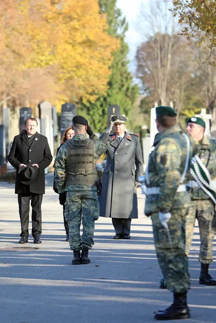 Auch Bürgermeister Matthias Stadler zeigte seinen Respekt | Foto: Bundesheer/Albin Fuß