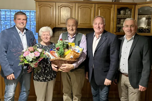 Ernestine und Rudolf Posch aus Deutsch Gerisdorf feierten ihre Eiserne Hochzeit mit Bürgermeister Ewald Bürger, Ortsvorsteher Josef Thurner und Andreas Renner. | Foto: Gemeindeamt Pilgersdorf