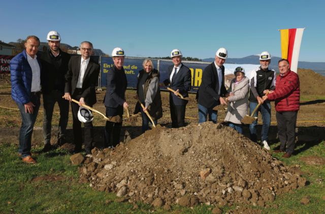 Am Bild v.l.: Richard Watzke (Ktn.Fußballverband), Clemens Bovier (PORR), Architekt Gerhard Kopeinig, Mag. Arno Arthofer, Monika Berger (Heimat Villach), GV Annemarie Sitter, Hans Petschnig (SV) und Alt-Bgm. Heinrich Kattnig. | Foto: LPD Kärnten/Höher