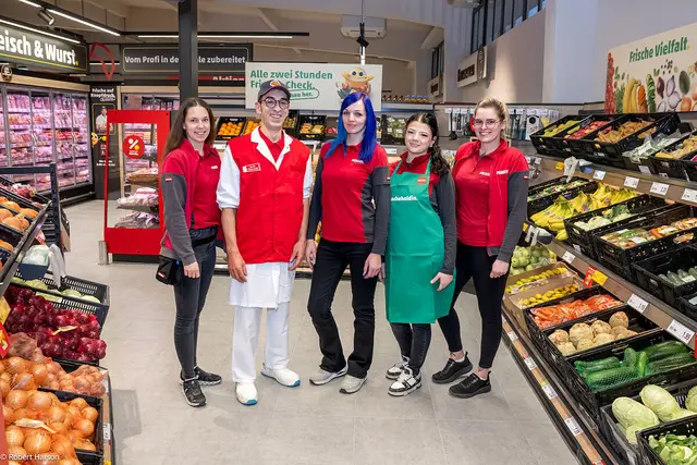 Am neuen Standort in Wels werden Kundinnen und Kunden vom Team rund um Filialleiterin Cornelia Schickmayer (Mittwoch) betreut. | Foto: Rewe