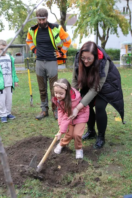 Auch die Jüngsten packen mit an. | Foto: Stadt Villach/Kompan