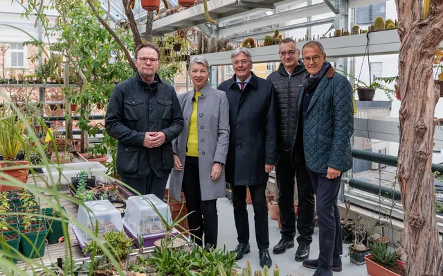 Reinhold Bachl (Landesimmobilienmanagement, LHStvin Gaby Schaunig, LH Peter Kaiser, ), Roland Eberwein (Leitung Botanischer Garten) und Direktor Wolfgang Muchitsch (Kärnten Museum). | Foto: LPD Kärnten/Jannach