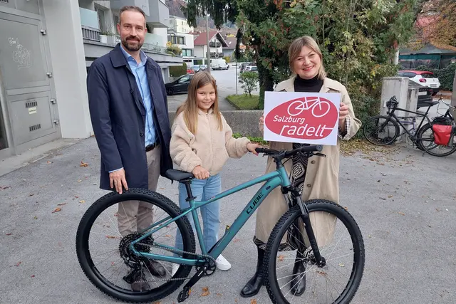 Preisübergabe bei der Aktion „Salzburg radelt“. In Salzburg wurden Fahrräder unter den Teilnehmerinnen und Teilnehmern mit mindestens 100 eingetragenen Radkilometern verlost. Im Bild: Emilia Moser (Gewinnerin, Mariapfarr) mit Landeshauptfrau-Stellvertreter Stefan Schnöll (li.) und Stadträtin Anna Schiester (re.). | Foto: Land Salzburg/Stefan Mayer